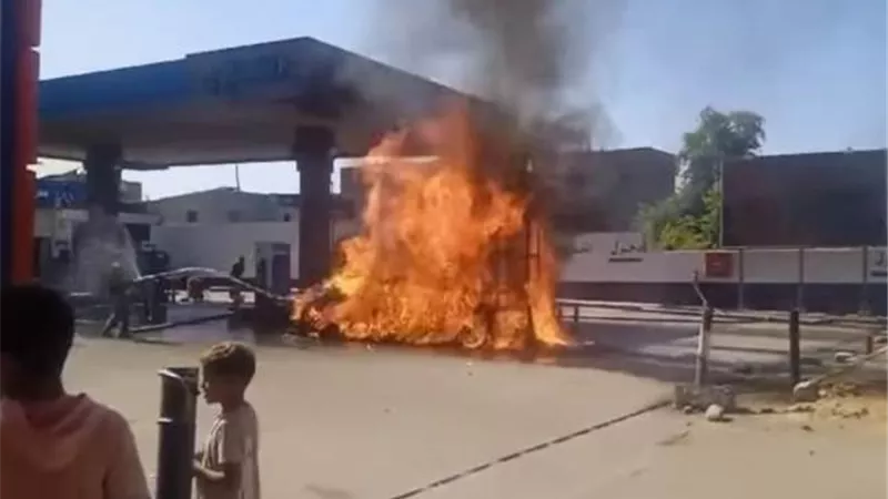 اندلاع حريق داخل سيارة بمحطة وقود اسوان