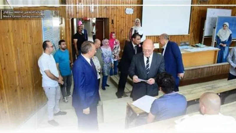 رئيس جامعة سوهاج يتفقد سيرامتحانات أول فصل دراسي بكلية الدراسات العليا