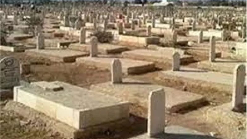 زوجين دُفنا فى قبر واحد..فما حكم ذلك
