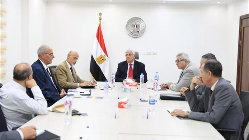 ايمن عاشور : ندعم الجامعات التكنولوجية لبناء كوادر فنية مؤهلة
