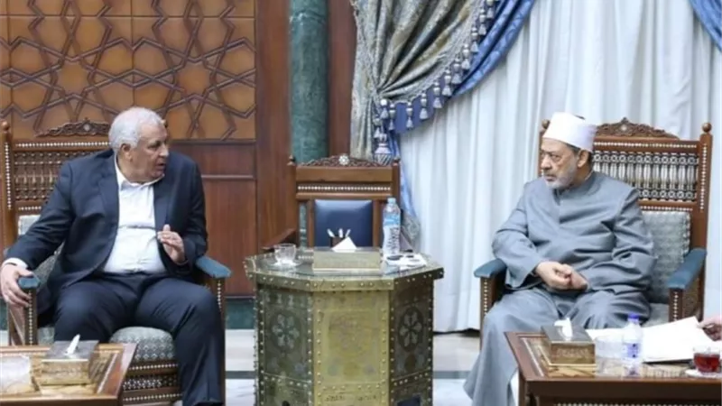 شيخ الأزهر يلتقي محافظ الوادي الجديد لبحث افتتاح كلية البنين