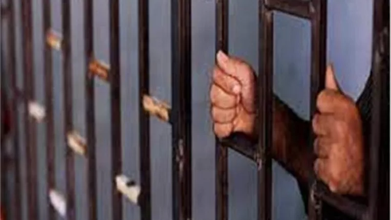 ضبط شخص انتحل صفة طبيب ونصب على الأطباء بزعم رغبته فى بيع 