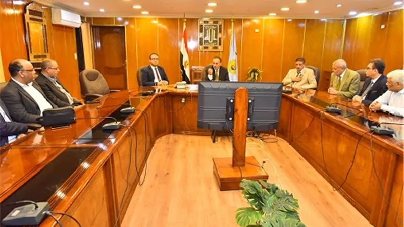 محافظ أسيوط يبحث مشاكل الاستثمار وسبل تنمية المناطق الصناعية