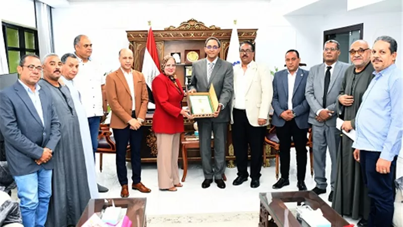 محافظ قنا يبحث مع أعضاء الغرفة التجارية إقامة معارض أهلًا مدارس