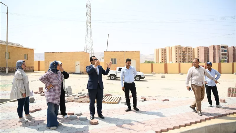 نائب محافظ قنا يتفقد أعمال مشروع الموقف الجديد بنقادة