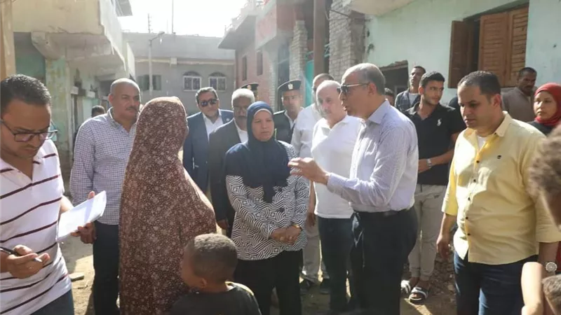 محافظ المنيا يتفقد عزبة طهران ويوجه بتوفير سيارات كسح مجانا