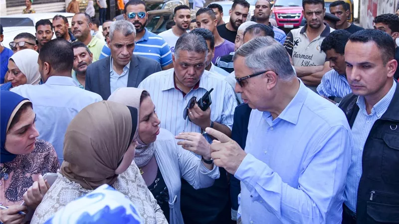 محافظ الإسكندرية يتابع إزالة إشغالات الباعة الجائلين بشارع المعهد