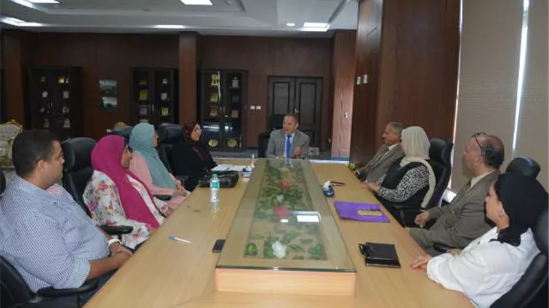 رئيس جامعة دمياط يلتقي برؤساءأقسام الفنون التطبيقية