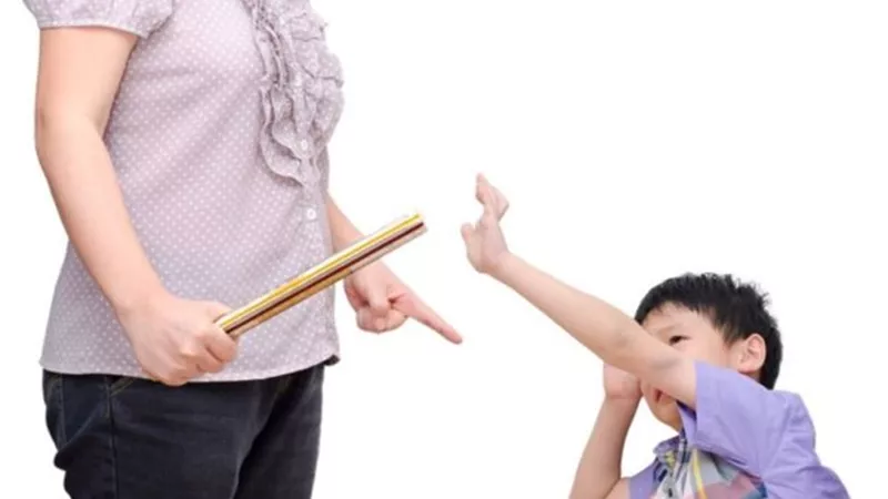أبرزها تعلم الكذب .. أضرار العقاب البدني على الأطفال