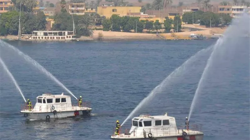 إعادة ضخ مياه الشرب بمحطتى غرب النيل بعد تفتيت بقعة زيت
