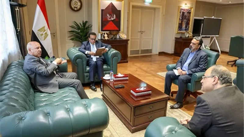 تنفيذا لتوجيهات الرئيس السيسي.. الوزير وعبد الغفار يبحثان توطين صناعة الدواء