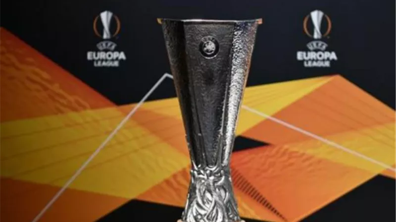 قرعة الدوري الأوروبي.. روما يواجه توتنهام و فنربخشة ضد مانشستر يونايتد