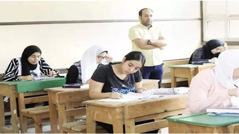 طلاب الثانوية العامة يؤدون امتحان الدور الثاني في الرياضيات البحتة