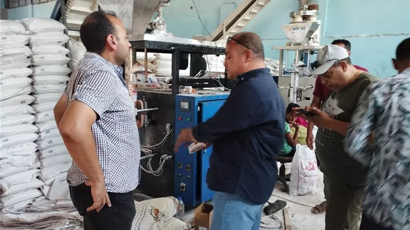 ضبط 80 طن ملح صخري أثناء إعادة تعبئته بالإسماعيلية