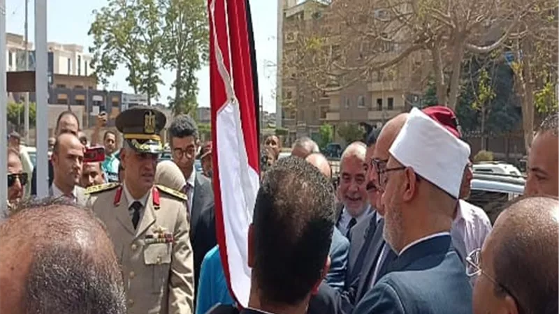 عطية وعياد يرفعان علم مصر على ساري حديقة عامة بمدينة بنها