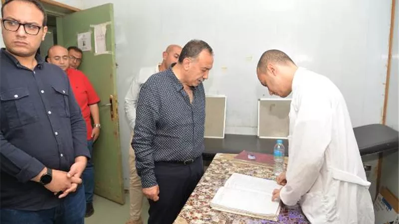 محافظ أسيوط يفاجئ مستشفى الصحة الإنجابية بمنفلوط