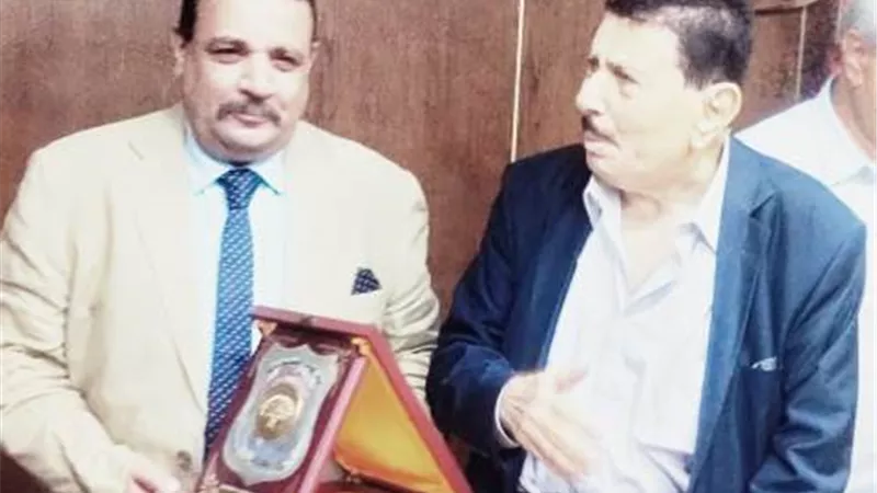 رئيس التعاونيات يكرم 