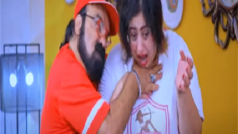 نادر أبو الليف يظهر بـ تى شيرت الأهلى فى كليب 