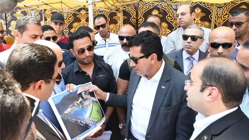 وزير الرياضة يتفقد الأعمال الانشائية بمركز شباب طومان باي