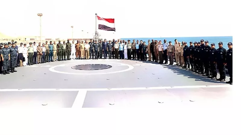 القوات المسلحة تنظم زيارة لوفد من الملحقين العسكريين العرب والأجانب المعتمدين لقاعدة برنيس البحرية
