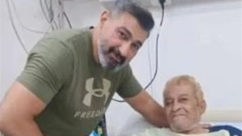 ياسر جلال يطمئن الجمهور على صالح العويل بعد زيارته بالمستشفى