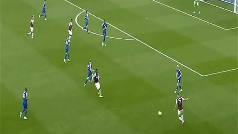 جون دوران يعزز تقدم أستون فيلا على ليستر بالهدف الثاني