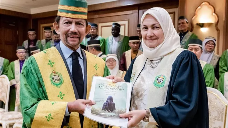 «نساء مشرقات» بين يدَيْ جلالة سلطان بروناي