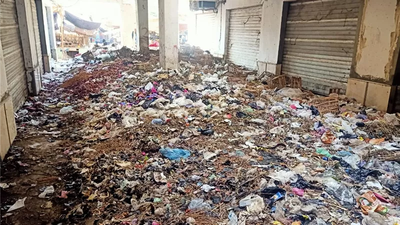 رفع المخلفات بسوق الجمعة بحي ثان ضمن مبادرة 