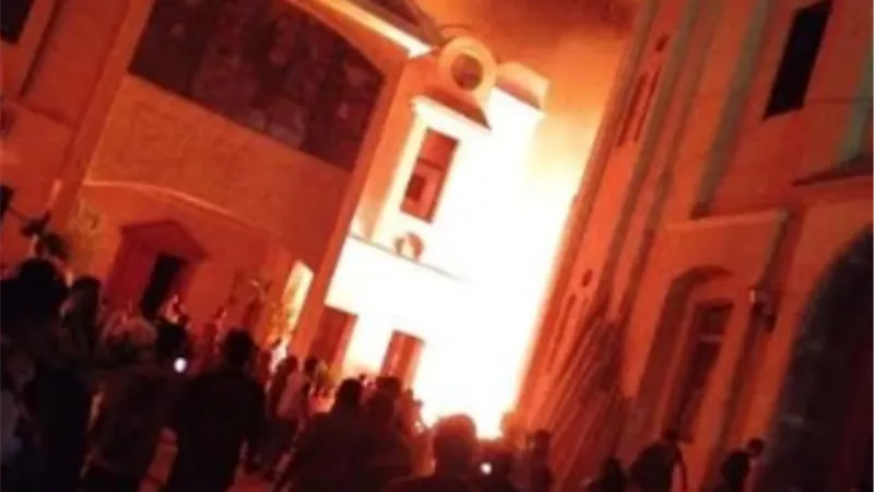 النيابه العامه تجرى معاينه لحريق مطرانية بنى سويف