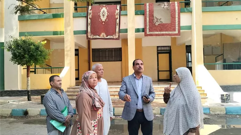 مدير تعليم الخانكة يتابع استعدادات المدارس بكفر حمزة