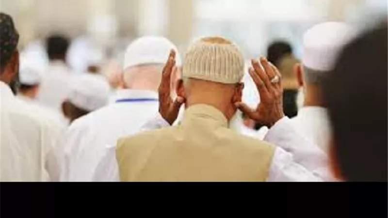 مواضع رفع اليدين للتكبير فى الصلاة وحكمها