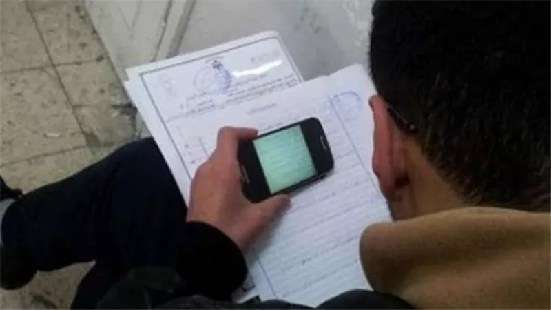 ضبط شاب نشر أسئلة امتحانات الثانوية العامة عبر الواتسآب بأسيوط