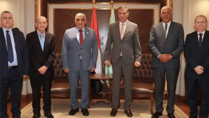 وزير الزراعة يبحث مع مدير 
