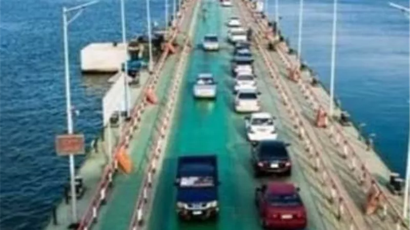 بدء أعمال الصيانة لكوبرى النصر العائم جنوب بورسعيد
