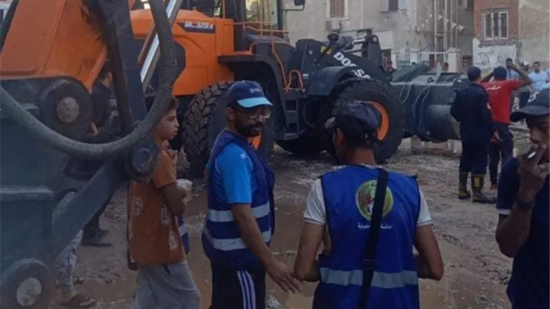 شباب حماة الوطن بالاسماعيلية يشاركون برفع انقاض العمارة المنهارة