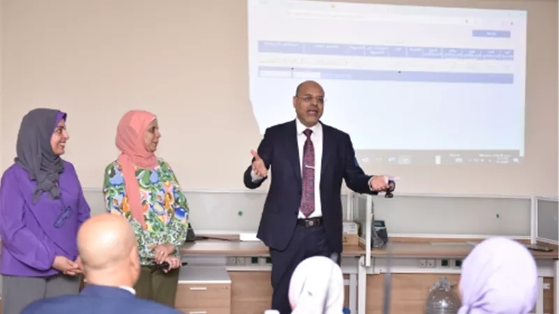 وزير العمل يتفقد تدريب مسؤولي إدارات العمالة غير المنتظمة على التعامل مع 