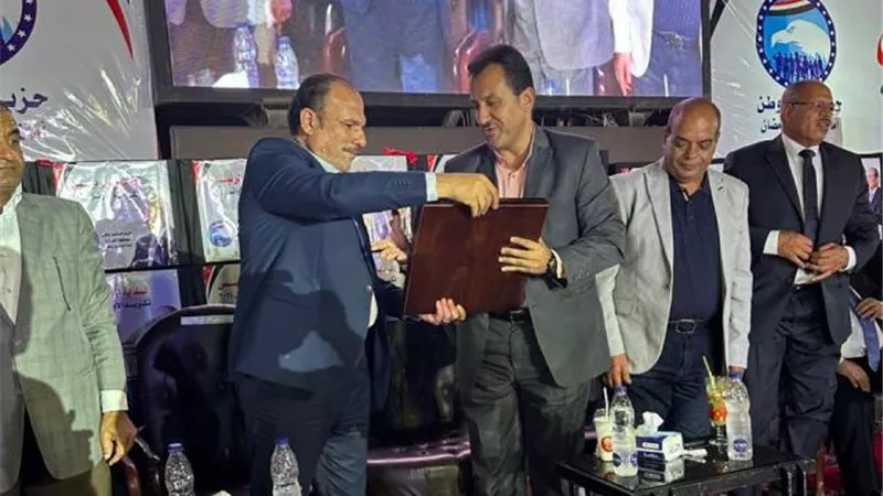 رئيس جهاز العاشر يشارك تسليم هدايا الرئيس للطلاب الأوائل.. بالصور
