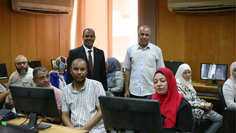 دورة تدريبية لمعلمي الحاسب الآلي بإدارة قنا التعليمية بالجامعة