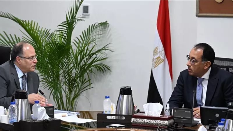مدبولى يستعرض مع رئيس هيئة الدواء تقريرًا حول توافر الأدوية في السوق