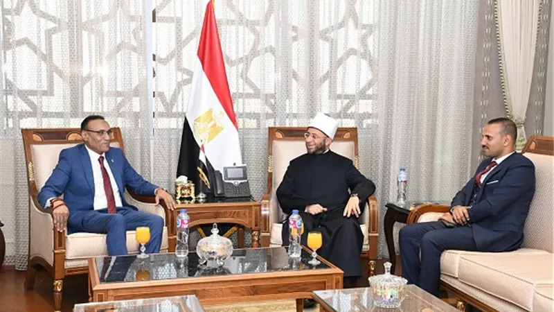 وزير الأوقاف يستقبل عميد كلية اللغة العربية بالقاهرة