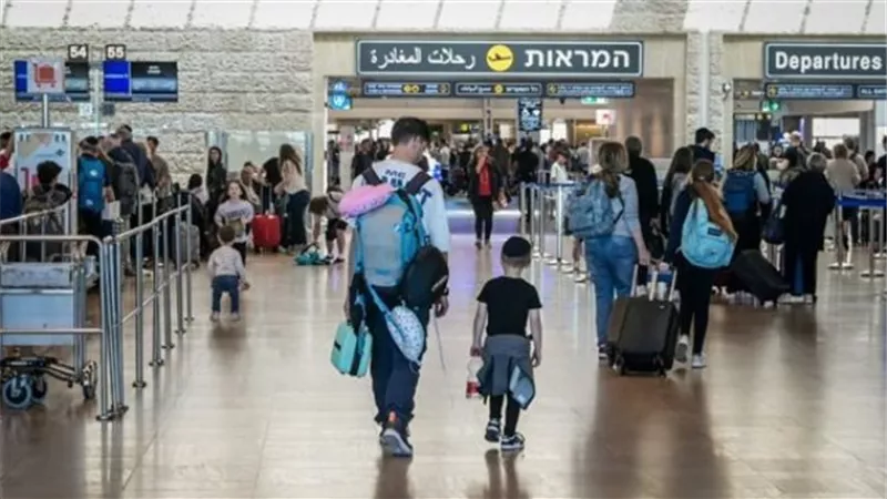 إضراب في مطاربن جوريون وإغلاق طرق بتل أبيب مطالبين بإبرام صفقة الرهائن