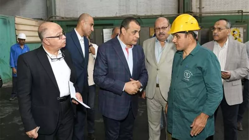 وزير الإنتاج الحربي يفاجيء قيادات وعمال حلوان للصناعات الهندسية