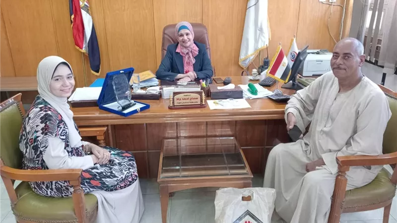 مواطن يهدي درعا لوكيل وزارة الصحة ببني سويف