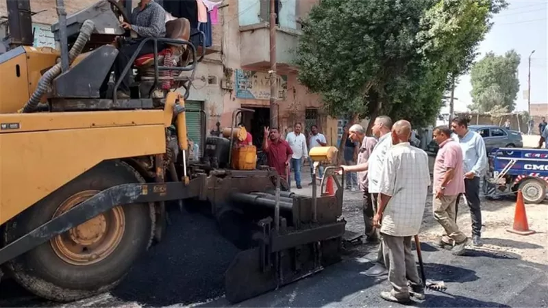 محافظ المنيا يتابع رصف ورفع كفاءة الطرق والشوارع بالمراكز