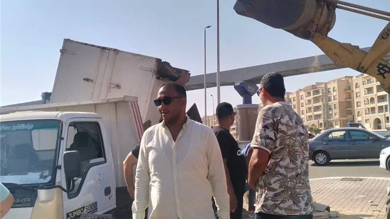 حملة مكثفة لإزالة الأكشاك المخالفة في التجمع الخامس
