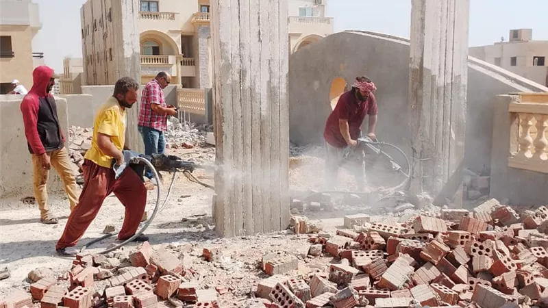 حملات مكثفة لإزالة مخالفات البناء في مدينة القاهرة الجديدة .. صور