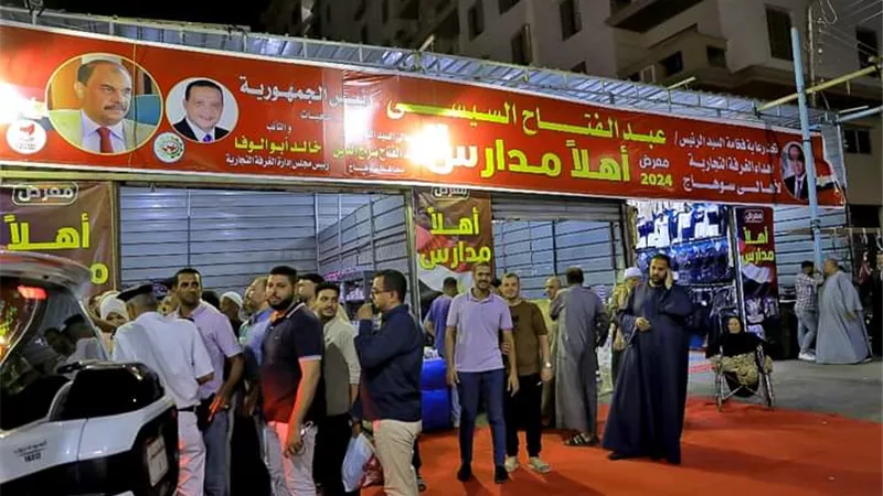 محافظ سوهاج يتفقد معرض 
