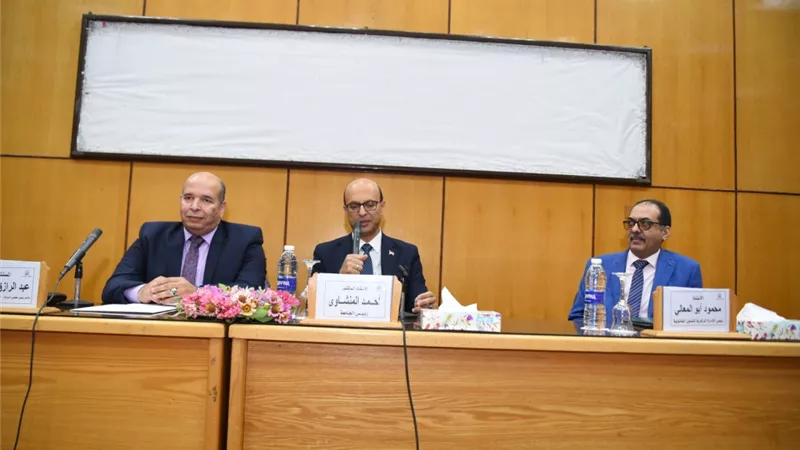 رئيس جامعة أسيوط يلتقي مع مديري الإدارات القانونية