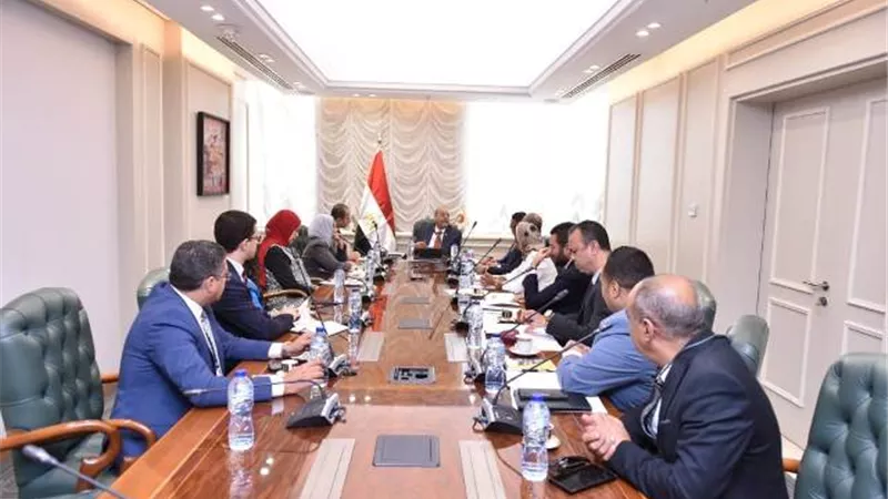 وزير العمل يلتقي وفدا من بنك مصر لاستيفاء تعيين الـ5% من ذوي الهمم