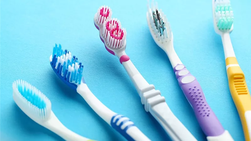 4 استخدامات مختلفة لفرشاة الأسنان
